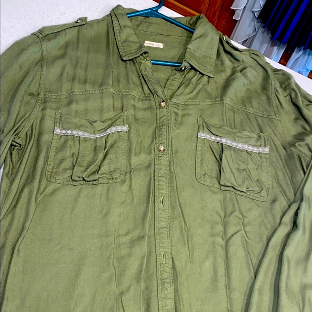 Flowy army green Hollister shirt with cool details